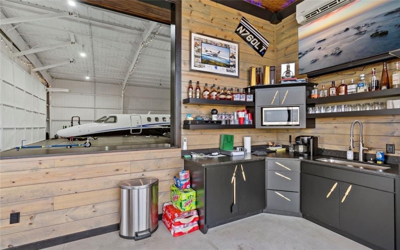 6700 Collier Drive #Hangar 4, Paris, TX 75462, ,Commercial Sale,En Venta,6700 Collier Drive,20962309