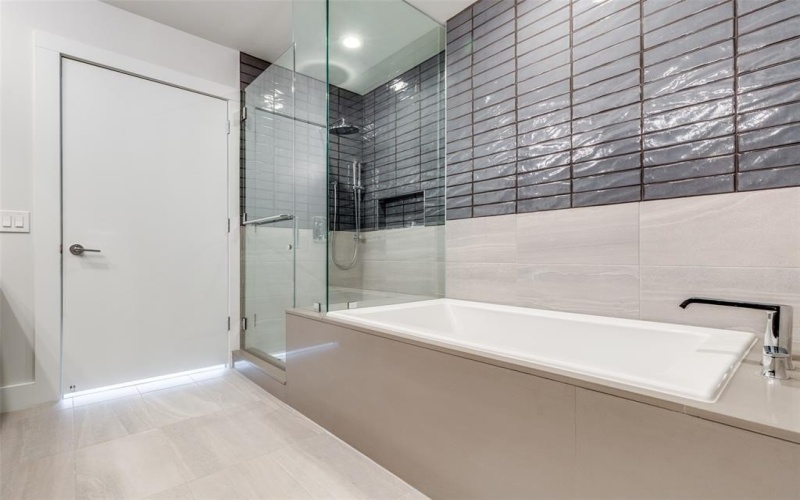 8119 Douglas Avenue #206, Dallas, TX 75225, 2 Bedrooms Bedrooms, ,2 BathroomsBathrooms,Residential Lease,For Rent,8119 Douglas Avenue,20966627
