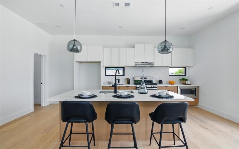 430 E 8th #101, Dallas, TX 75203, 2 Bedrooms Bedrooms, ,2 BathroomsBathrooms,Residential,For Sale,430 E 8th,20967301