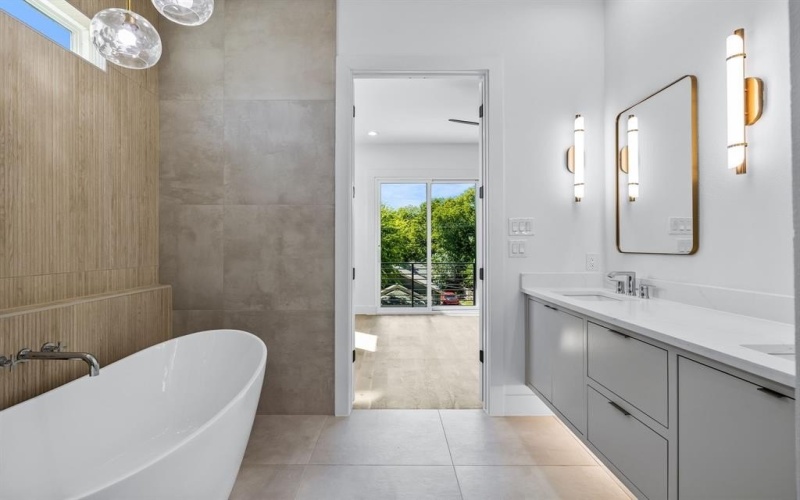 410 Avenue L #B, Dallas, TX 75203, 3 Bedrooms Bedrooms, ,3 BathroomsBathrooms,Residential Lease,For Rent,410 Avenue L,20967457