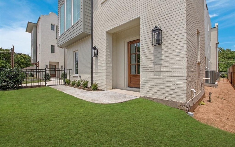 1031 Mobile Street, Dallas, TX 75208, 3 Bedrooms Bedrooms, ,3 BathroomsBathrooms,Residential Lease,For Rent,1031 Mobile Street,20968852