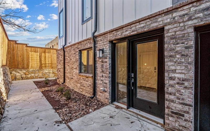 2206 Arroyo Avenue #105, Dallas, TX 75219, 2 Bedrooms Bedrooms, ,2 BathroomsBathrooms,Residential Lease,For Rent,2206 Arroyo Avenue,20968947