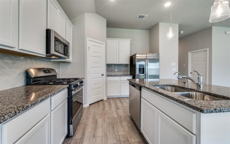 13113 Yellowstone Way, Providence Village, TX 76227, 3 Bedrooms Bedrooms, ,2 BathroomsBathrooms,Residential Lease,For Rent,13113 Yellowstone Way,20969375