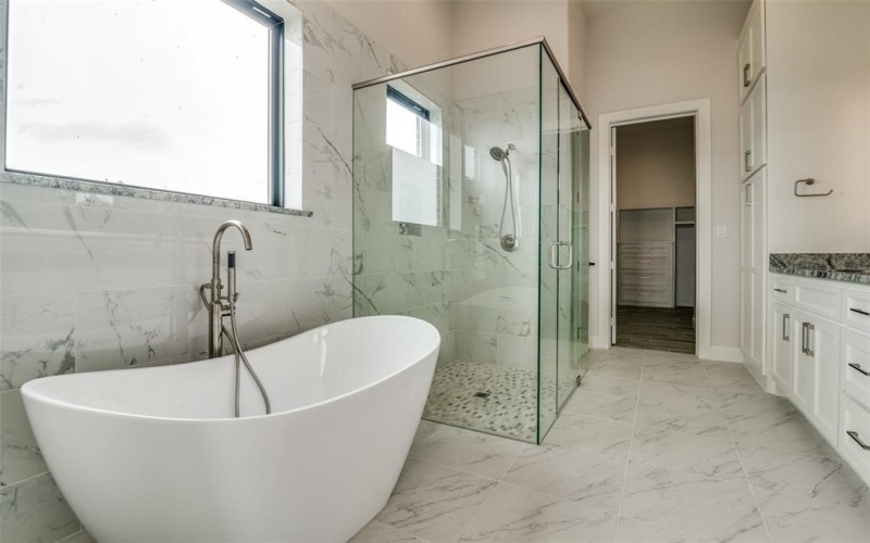 18023 Lake Ray Hubbard Drive, Forney, TX 75126, 5 Bedrooms Bedrooms, ,6 BathroomsBathrooms,Residential,For Sale,18023 Lake Ray Hubbard Drive,20969609