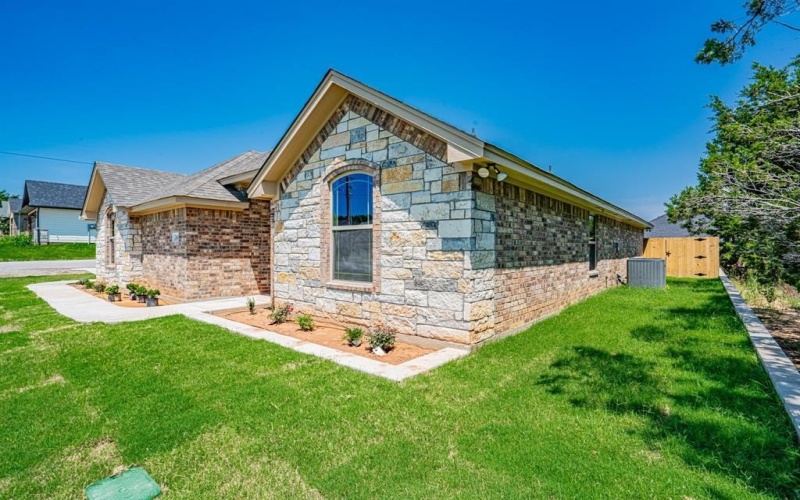 2600 Creek Drive, Granbury, TX 76048, 3 Bedrooms Bedrooms, ,2 BathroomsBathrooms,Residential,For Sale,2600 Creek Drive,20969878