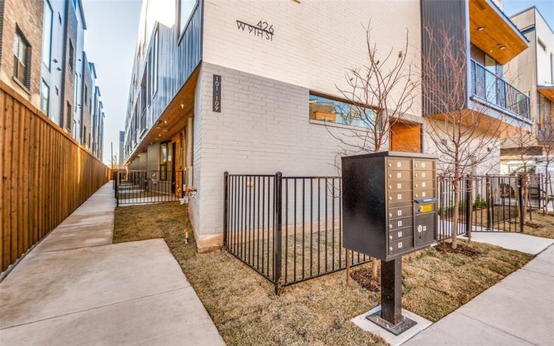 426 W 9th Street #104, Dallas, TX 75208, 3 Bedrooms Bedrooms, ,3 BathroomsBathrooms,Residential,For Sale,426 W 9th Street,20973655