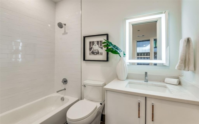 426 W 9th Street #104, Dallas, TX 75208, 3 Bedrooms Bedrooms, ,3 BathroomsBathrooms,Residential,For Sale,426 W 9th Street,20973655