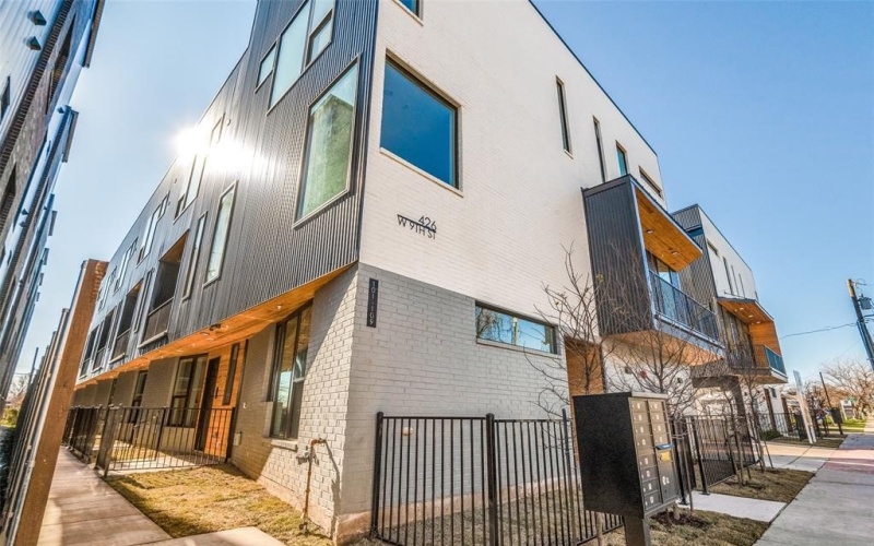 426 W 9th Street #104, Dallas, TX 75208, 3 Bedrooms Bedrooms, ,3 BathroomsBathrooms,Residential,For Sale,426 W 9th Street,20973655