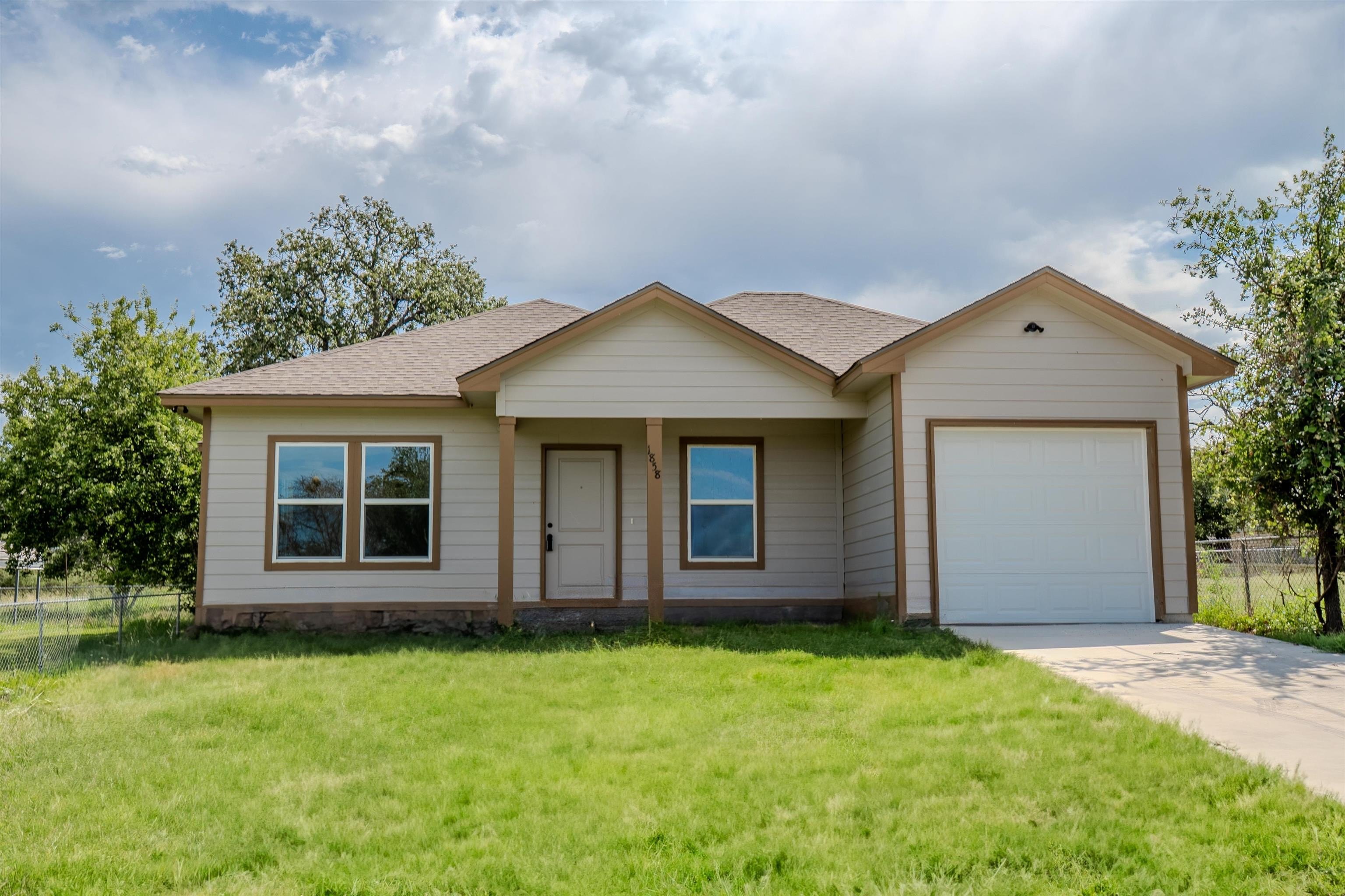 1858 Mosswood, Kingsland, TX 78639, 3 Habitaciones Habitaciones , ,2 BañosBaños,Residential,En Venta,1858 Mosswood,173865