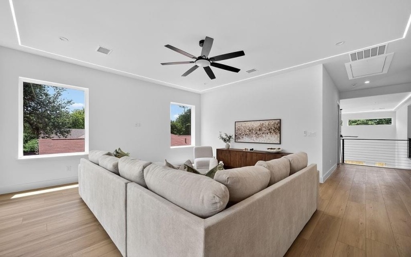 2519 W Lovers Lane, Dallas, TX 75235, 5 Habitaciones Habitaciones , ,5 BañosBaños,Residential,En Venta,2519 W Lovers Lane,20975641