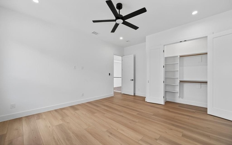 2519 W Lovers Lane, Dallas, TX 75235, 5 Habitaciones Habitaciones , ,5 BañosBaños,Residential,En Venta,2519 W Lovers Lane,20975641