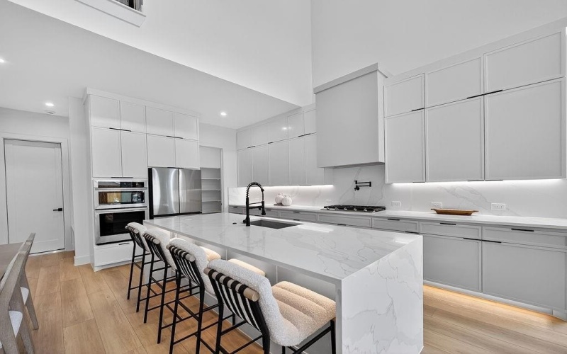 2519 W Lovers Lane, Dallas, TX 75235, 5 Habitaciones Habitaciones , ,5 BañosBaños,Residential,En Venta,2519 W Lovers Lane,20975641