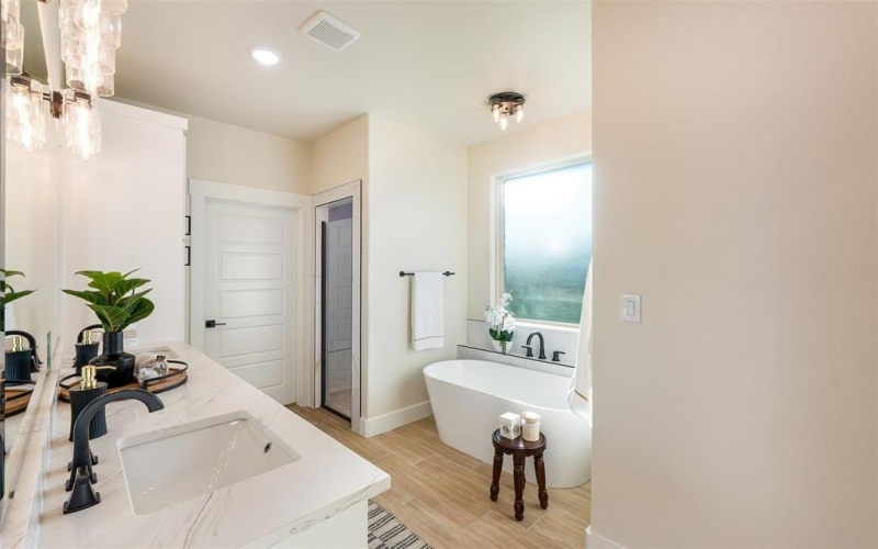 2516 Birchwood Drive, Granbury, TX 76049, 4 Bedrooms Bedrooms, ,3 BathroomsBathrooms,Residential,For Sale,2516 Birchwood Drive,20967001