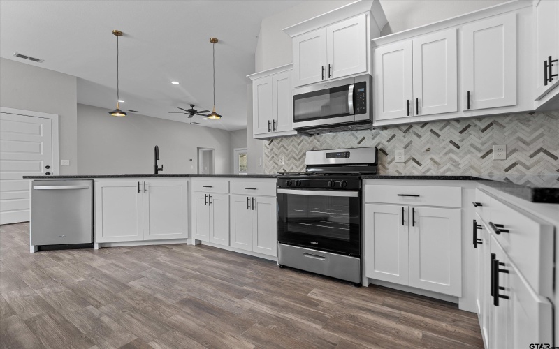 16409 Crossing Circle, Lindale, TX 75771, 3 Bedrooms Bedrooms, ,2 BathroomsBathrooms,Residential,For Sale,16409 Crossing Circle,25009509
