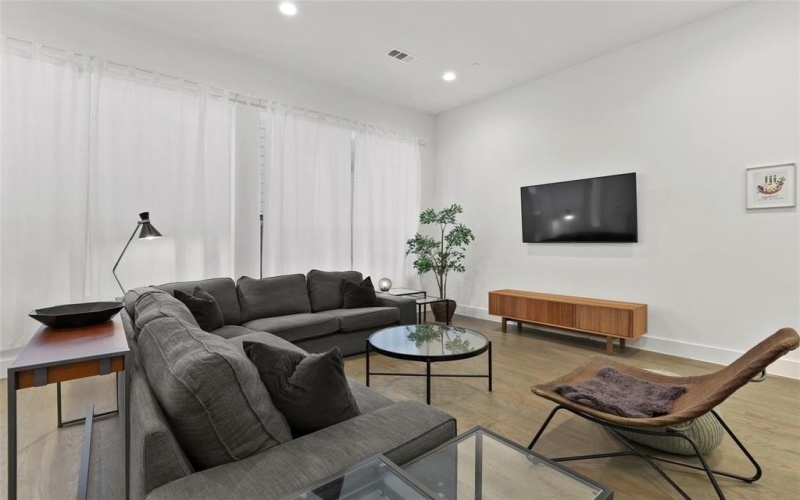 2226 N Garrett Avenue #105, Dallas, TX 75206, 2 Bedrooms Bedrooms, ,2 BathroomsBathrooms,Residential Lease,For Rent,2226 N Garrett Avenue,20978704