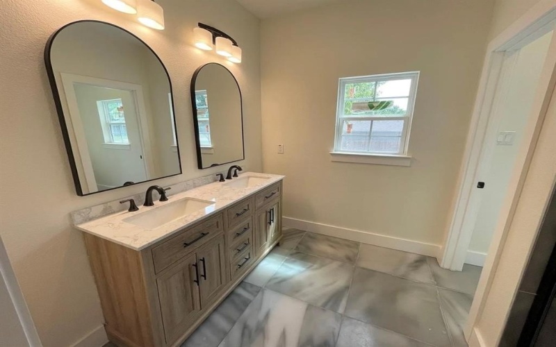 115 E 8th Street, Weatherford, TX 76086, 3 Bedrooms Bedrooms, ,2 BathroomsBathrooms,Residential Lease,For Rent,115 E 8th Street,20981276