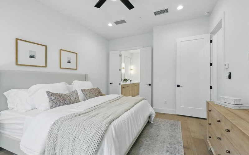 4208 Live Oak Street #102, Dallas, TX 75204, 2 Bedrooms Bedrooms, ,2 BathroomsBathrooms,Residential,For Sale,4208 Live Oak Street,20967786