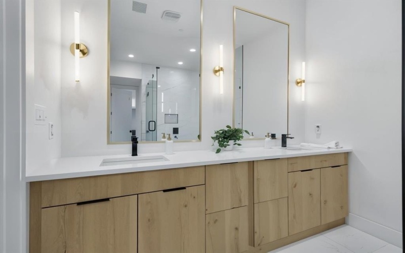 4208 Live Oak Street #102, Dallas, TX 75204, 2 Bedrooms Bedrooms, ,2 BathroomsBathrooms,Residential,For Sale,4208 Live Oak Street,20967786