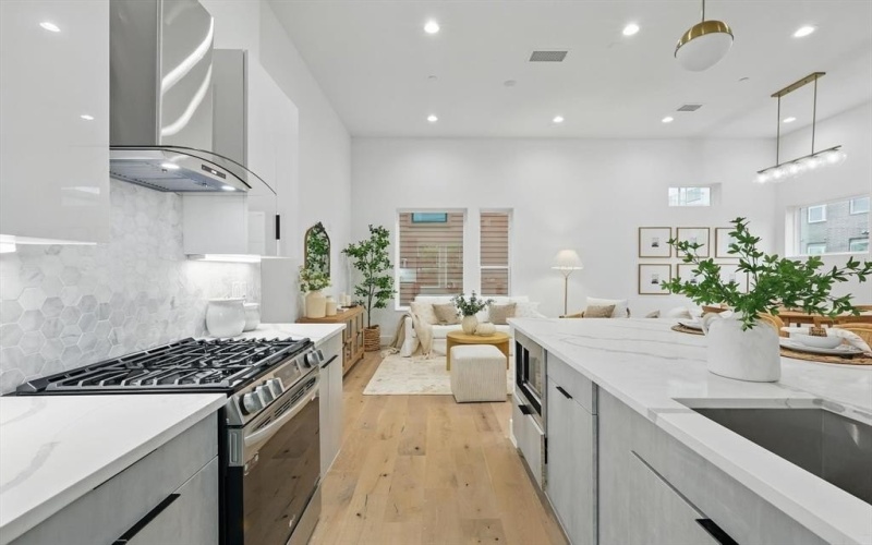 4208 Live Oak Street #102, Dallas, TX 75204, 2 Bedrooms Bedrooms, ,2 BathroomsBathrooms,Residential,For Sale,4208 Live Oak Street,20967786