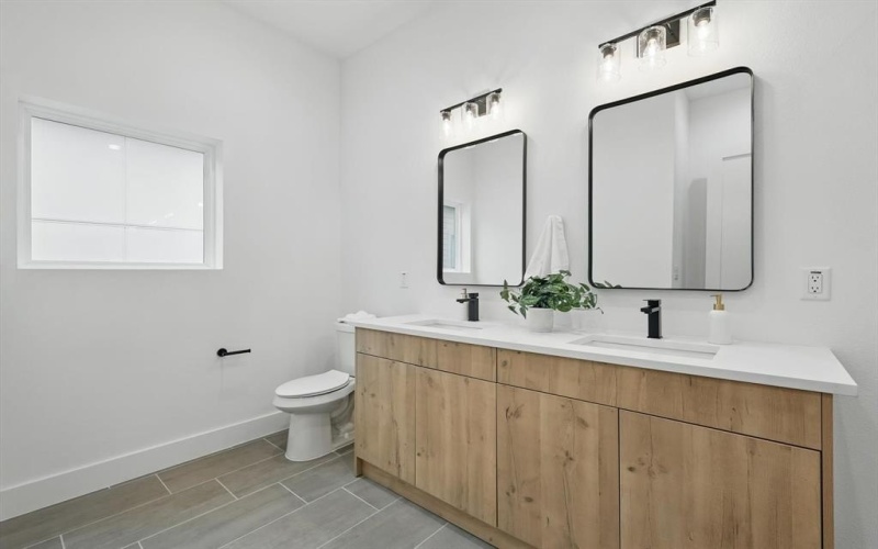 4208 Live Oak Street #102, Dallas, TX 75204, 2 Bedrooms Bedrooms, ,2 BathroomsBathrooms,Residential,For Sale,4208 Live Oak Street,20967786