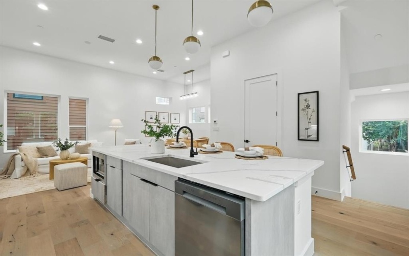 4208 Live Oak Street #102, Dallas, TX 75204, 2 Bedrooms Bedrooms, ,2 BathroomsBathrooms,Residential,For Sale,4208 Live Oak Street,20967786