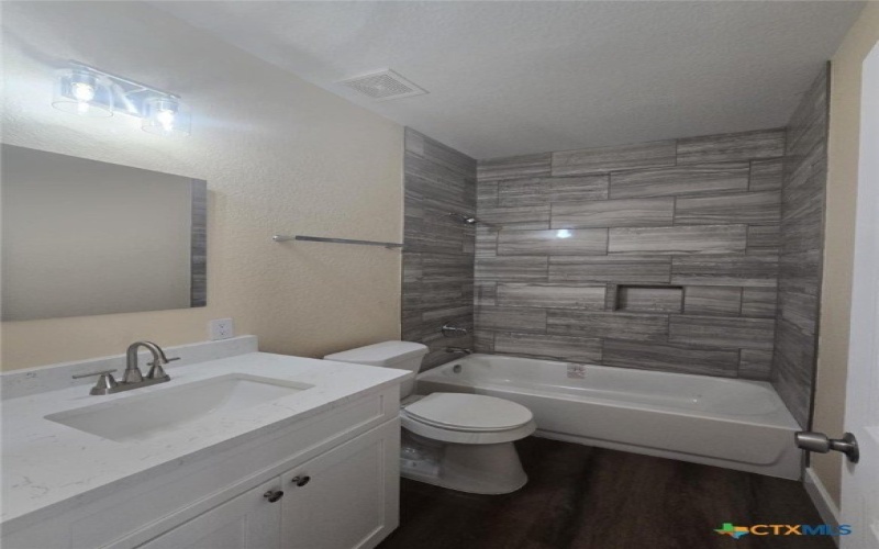 410 W Trinity Street, Luling, TX 78648, 3 Habitaciones Habitaciones , ,2 BañosBaños,Residential,En Venta,410 W Trinity Street,572953
