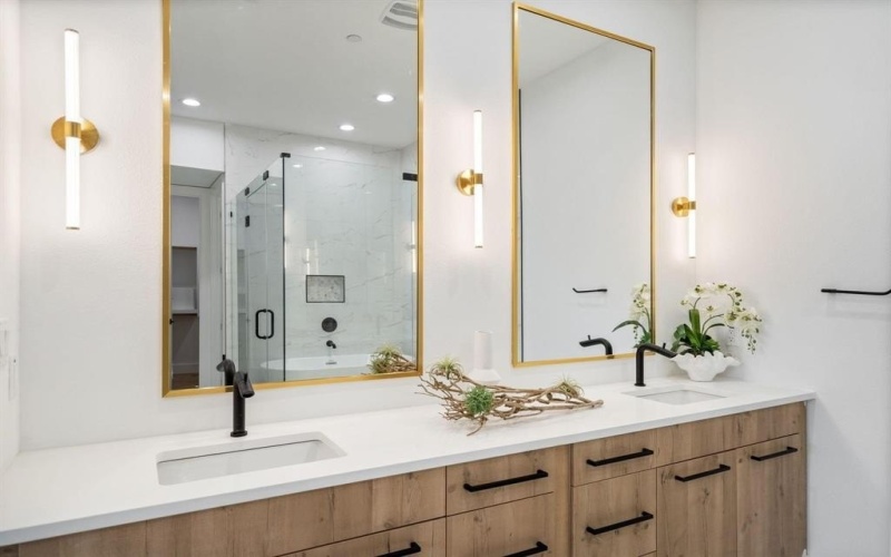 4208 Live Oak Street #201, Dallas, TX 75204, 2 Bedrooms Bedrooms, ,2 BathroomsBathrooms,Residential,For Sale,4208 Live Oak Street,20966211