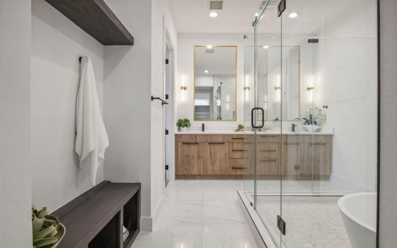 4208 Live Oak Street #201, Dallas, TX 75204, 2 Bedrooms Bedrooms, ,2 BathroomsBathrooms,Residential,For Sale,4208 Live Oak Street,20966211