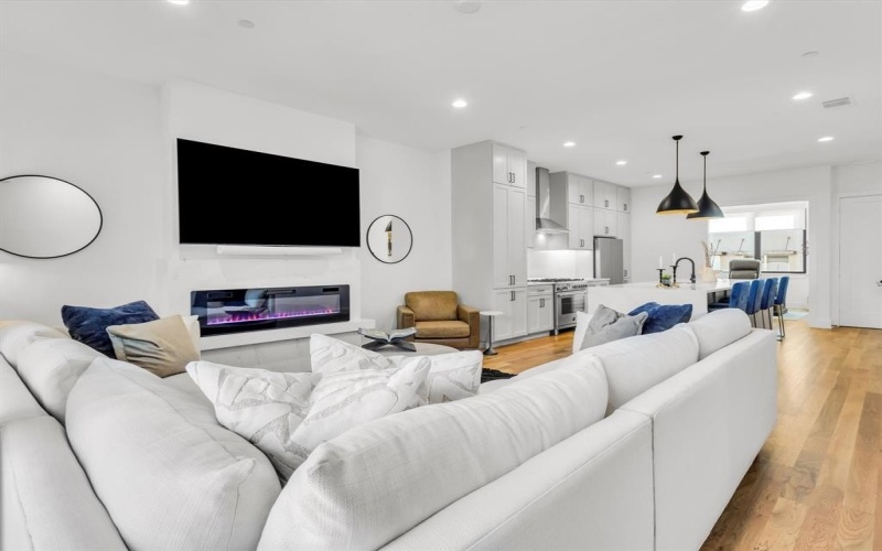 805 Pavillion #103, Dallas, TX 75204, 3 Bedrooms Bedrooms, ,3 BathroomsBathrooms,Residential,For Sale,805 Pavillion,20980351