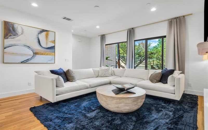 805 Pavillion #103, Dallas, TX 75204, 3 Bedrooms Bedrooms, ,3 BathroomsBathrooms,Residential,For Sale,805 Pavillion,20980351