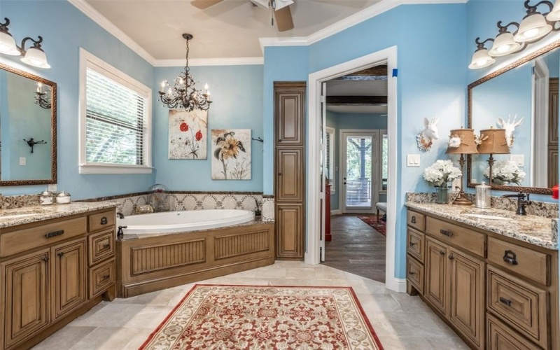 139 Hilltop Drive, Gainesville, TX 76240, 5 Bedrooms Bedrooms, ,5 BathroomsBathrooms,Residential,For Sale,139 Hilltop Drive,20980655