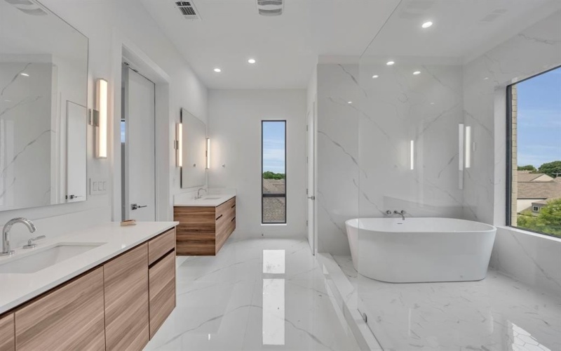 610 N Oak Cliff Boulevard #303, Dallas, TX 75208, 3 Bedrooms Bedrooms, ,3 BathroomsBathrooms,Residential,For Sale,610 N Oak Cliff Boulevard,20984823