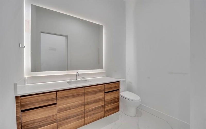 610 N Oak Cliff Boulevard #303, Dallas, TX 75208, 3 Bedrooms Bedrooms, ,3 BathroomsBathrooms,Residential,For Sale,610 N Oak Cliff Boulevard,20984823