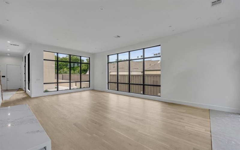 610 N Oak Cliff Boulevard #303, Dallas, TX 75208, 3 Bedrooms Bedrooms, ,3 BathroomsBathrooms,Residential,For Sale,610 N Oak Cliff Boulevard,20984823