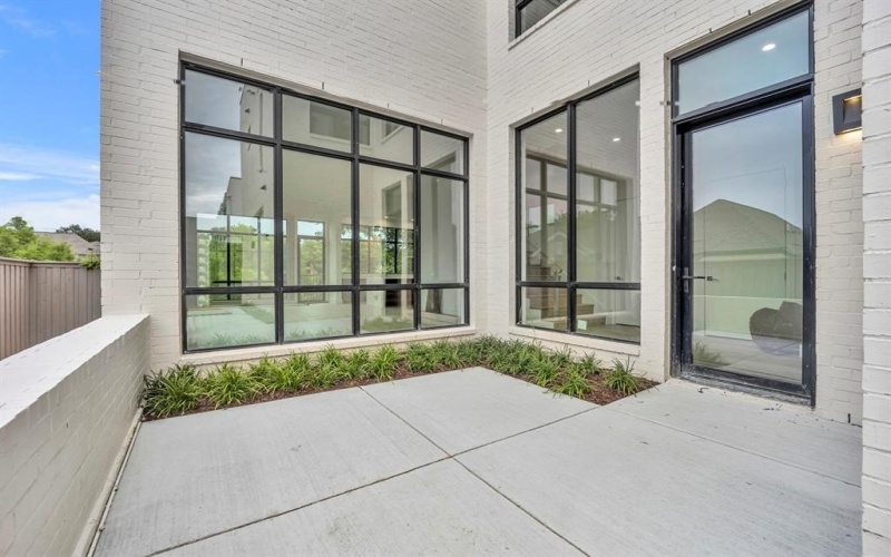 610 N Oak Cliff Boulevard #303, Dallas, TX 75208, 3 Bedrooms Bedrooms, ,3 BathroomsBathrooms,Residential,For Sale,610 N Oak Cliff Boulevard,20984823
