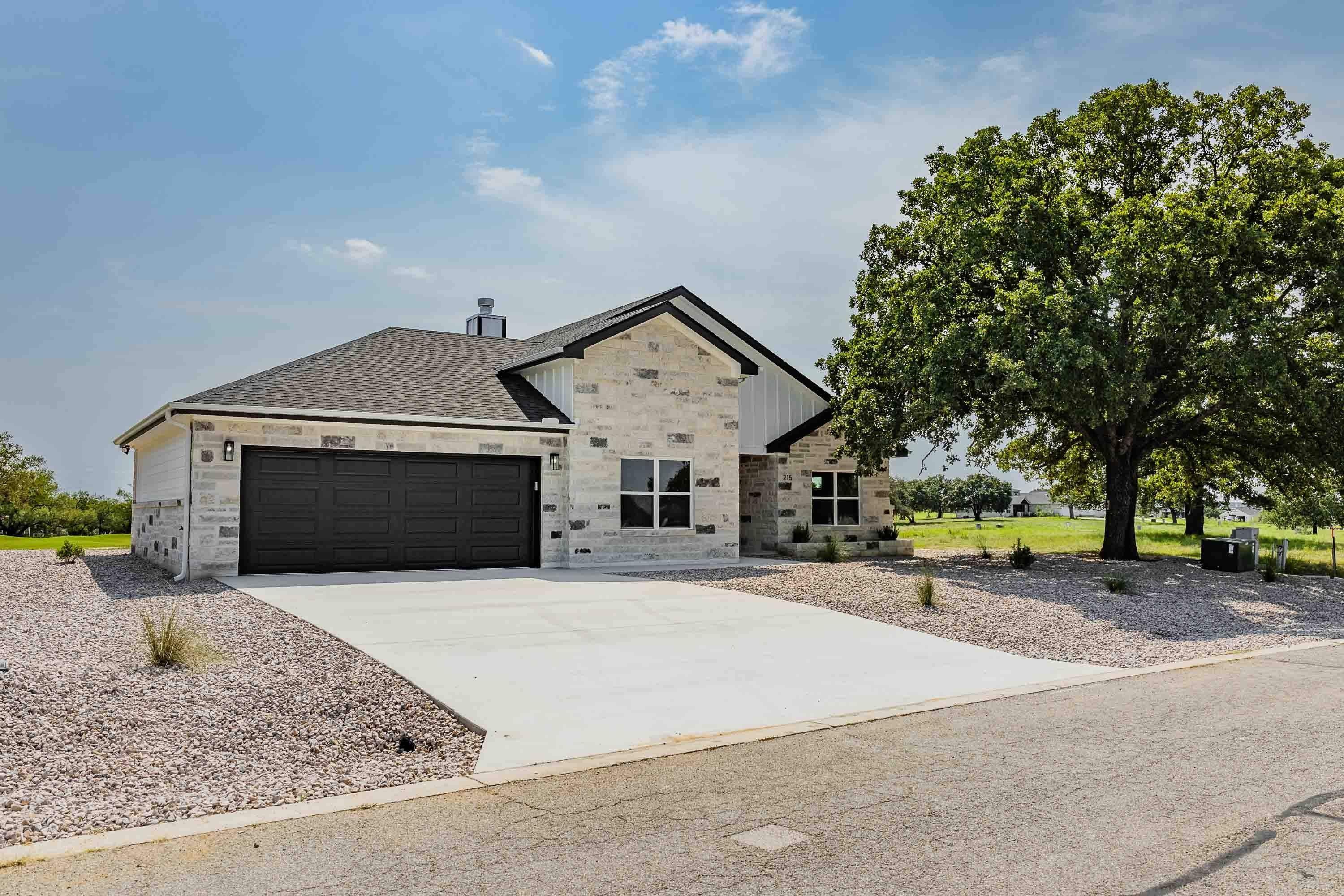 215 Oak Grove Parkway, Kingsland, TX 78639, 3 Habitaciones Habitaciones , ,2 BañosBaños,Residential,En Venta,215 Oak Grove Parkway,174117
