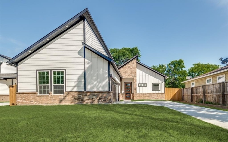 4113 Metropolitan Avenue, Dallas, TX 75210, 4 Bedrooms Bedrooms, ,3 BathroomsBathrooms,Residential,For Sale,4113 Metropolitan Avenue,20989080