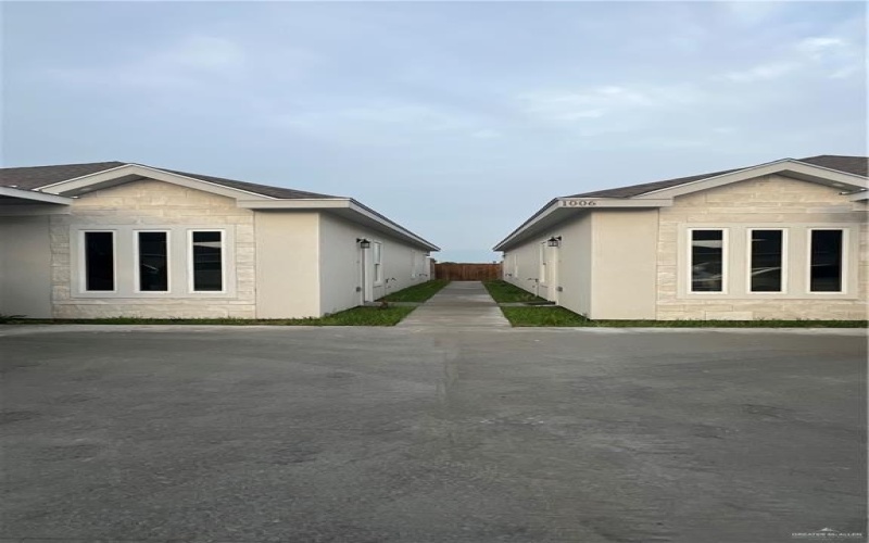 1006 N Clarence Avenue #2, Edinburg, TX 78541, 2 Bedrooms Bedrooms, ,2 BathroomsBathrooms,Residential Lease,For Rent,1006 N Clarence Avenue,475165