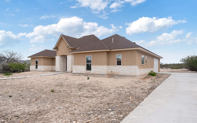 404 El Lago Camino, Del Rio, TX 78840, 3 Bedrooms Bedrooms, ,2 BathroomsBathrooms,Residential,For Sale,404 El Lago Camino,207022