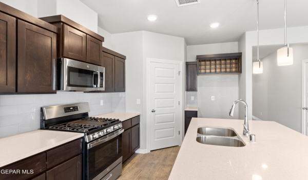 13828 Carolina Ponce Avenue, Horizon City, TX 79928, 4 Habitaciones Habitaciones , ,2 BañosBaños,Residential,En Venta,13828 Carolina Ponce Avenue,915408
