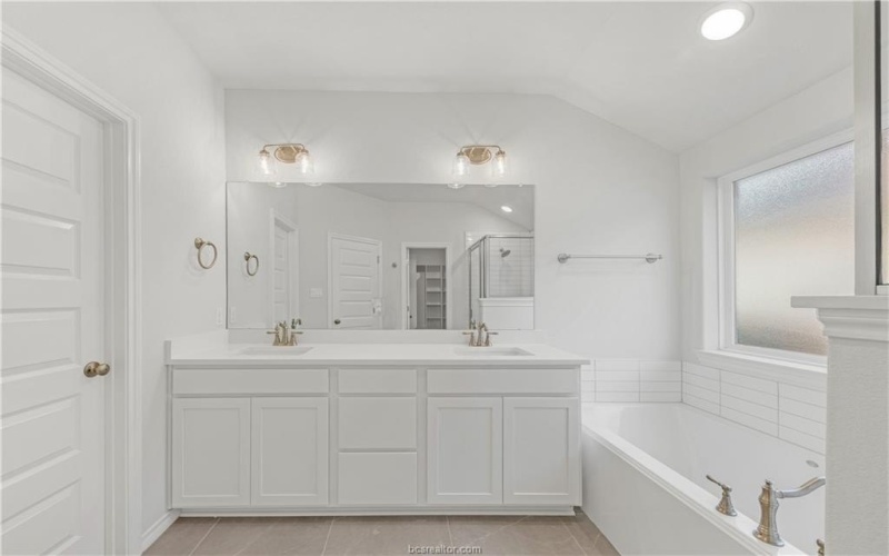 3702 Archer Falls Court, College Station, TX 77845, 3 Habitaciones Habitaciones , ,2 BañosBaños,Residential,En Venta,3702 Archer Falls Court,24013723