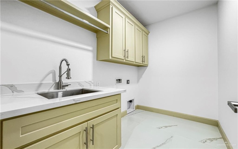 2613 Linva Avenue, Edinburg, TX 78539, 4 Bedrooms Bedrooms, ,2 BathroomsBathrooms,Residential,For Sale,2613 Linva Avenue,437919