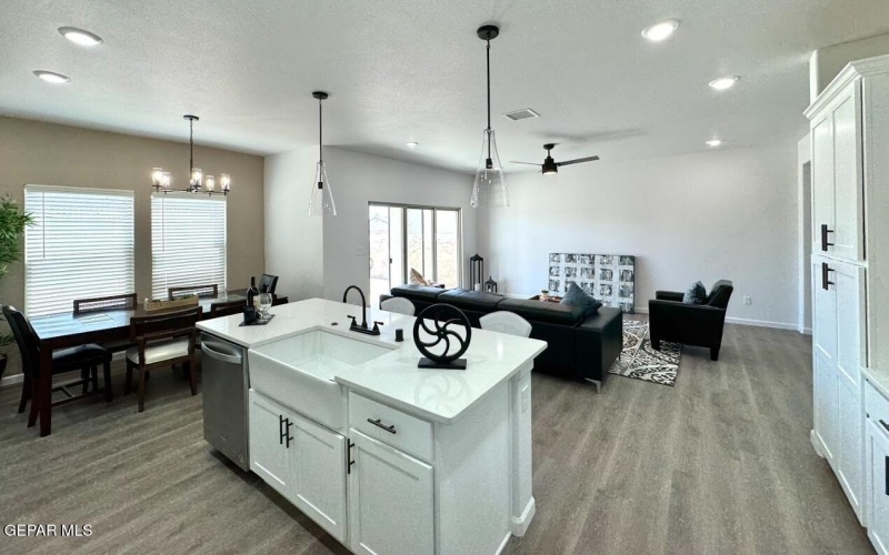 944 Aqueduct Avenue, El Paso, TX 79932, 5 Bedrooms Bedrooms, ,3 BathroomsBathrooms,Residential,For Sale,944 Aqueduct Avenue,921072