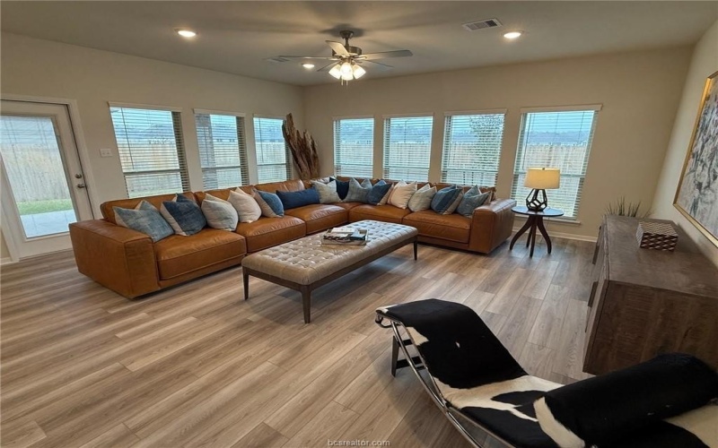 6303 Raleigh Drive, College Station, TX 77845, 4 Habitaciones Habitaciones , ,2 BañosBaños,Residential,En Venta,6303 Raleigh Drive,25001105