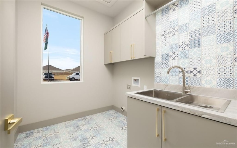 3812 Zenker Avenue, McAllen, TX 78504, 4 Bedrooms Bedrooms, ,3 BathroomsBathrooms,Residential,For Sale,3812 Zenker Avenue,460689
