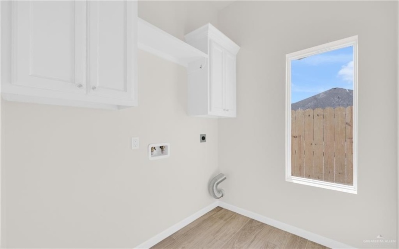 8015 N 48th Lane, McAllen, TX 78504, 4 Habitaciones Habitaciones , ,3 BañosBaños,Residential,En Venta,8015 N 48th Lane,461570