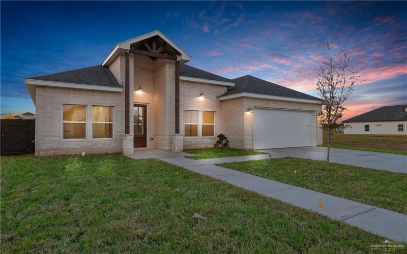 8015 N 48th Lane, McAllen, TX 78504, 4 Habitaciones Habitaciones , ,3 BañosBaños,Residential,En Venta,8015 N 48th Lane,461570