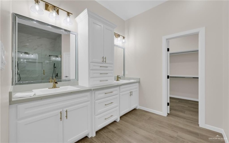 8015 N 48th Lane, McAllen, TX 78504, 4 Habitaciones Habitaciones , ,3 BañosBaños,Residential,En Venta,8015 N 48th Lane,461570