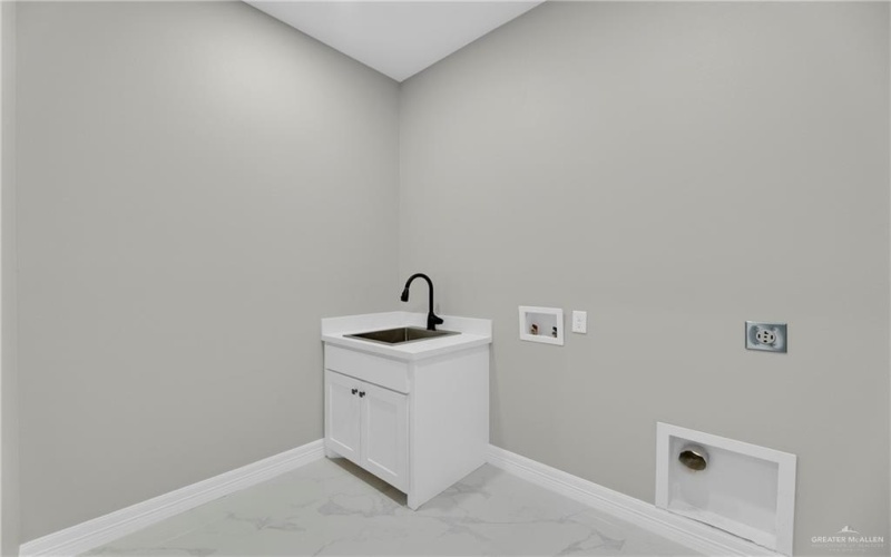 3104 N Alyna Avenue, Edinburg, TX 78541, 4 Bedrooms Bedrooms, ,2 BathroomsBathrooms,Residential,For Sale,3104 N Alyna Avenue,452354