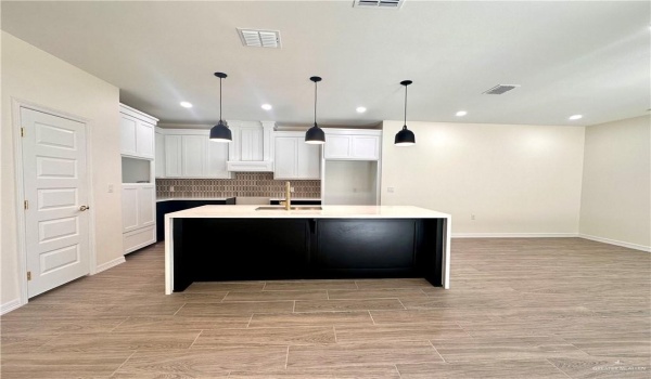 2328 N Peking Street, McAllen, TX 78501, 3 Bedrooms Bedrooms, ,2 BathroomsBathrooms,Residential,For Sale,2328 N Peking Street,456827